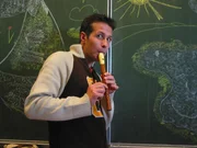 Willi Weitzel in einer Improvisationsklasse. Er m&ouml;chte heute herausfinden, wie man den richtigen Ton trifft.