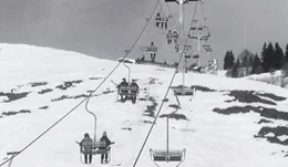Eine am&uuml;sante Winterreise quer durch &Ouml;sterreich, von Mariazell bis St. Anton am Arlberg. Vom Geheimtipp &uuml;ber Traditionsreiches, vom einst Angesagten bis zum heute Gefragten. Etwas gilt f&uuml;r alle Regionen, durch die sich dieser Film bewegt: der gro&szlig;artige Aufschwung kam innerhalb der vergangenen hundert Jahre mit den ersten Seilbahnen und Liftanlagen. Aber auch abseits der Pisten tummeln sich bemerkenswerte Figuren, wie der steirische Barfu&szlig;wanderer, der auch im Tiefschnee ohne Schuhwerk unterwegs ist, oder der Tiroler Eismann, der seine Tage im Inneren einer Gletscherh&ouml;hle verbringt. Ausgezeichnetes historisches Archivmaterial dokumentiert diesen "alpinen Wirtschaftsboom" und Zeitzeugen erz&auml;hlen, wie es damals war, als die Seilbahn auf den Berg gekommen ist.