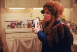 Schwer bewaffnet versucht sich Barbara Stone (Bette Midler), gegen ihre Entf&uuml;hrer zur Wehr zu setzen ...