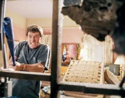 Hal (Bryan Cranston) zertr&uuml;mmert wildentschlossen die Au&szlig;enwand seines Schlafzimmers, um so ausreichend Platz f&uuml;r ein weiteres Kinderbettchen zu schaffen.