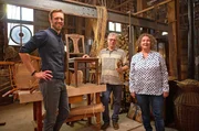v.li.: Moderator Arndt Reisenbichler, Siegfried Katz, Maria Carl. Sie möchte den Stuhl mit Sitzfläche aus Wiener Geflecht wieder aufmöbeln lassen.
