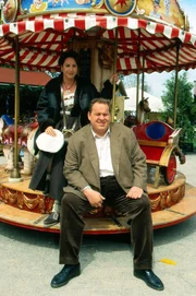 In der Nacht zum 1. Mai endet das allj&auml;hrliche Maibaum-Stehlen zwischen Untermachtlfing und Obermachtlfing mit einem Todesfall. Sabrina Lorenz (Katerina Jacob, l.) wird von Benno Berghammer (Ottfried Fischer, r.) in die ihr fremden bajuwarischen Traditionen eingef&uuml;hrt.