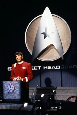Captain Spock (Leonard Nimoy) h&auml;lt auf dem Friedenskongress eine Rede.