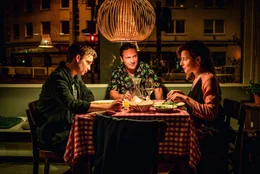 (v.l.n.r.) Lukas Jakowski (Mateo Wansing Lorrio); Ivo (Frederick Lau); Vera Jakowski (Antje Traue)