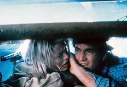 Eine gef&auml;hrliche Bande bringt mehrere Polizisten um. Rika (Patsy Kensit) und Riggs (Mel Gibson) k&ouml;nnen sich in letzter Sekunde retten.