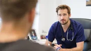 Hausarzt Sebastian Alsleben (r) im Gespr&auml;ch mit einem Patienten.