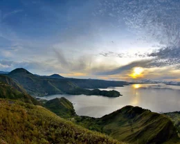 Blick auf den Lake Toba; er ist einer der gr&ouml;&szlig;ten und tiefsten Bergseen der Welt.