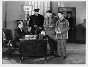 Stan (Stan Laurel – zweiter von rechts) und Ollie (Oliver Hardy – dritter von rechts) sind wegen Alkoholverkaufs verhaftet worden und werden dem Gefängnisdirektor Warden (Wilfred Lucas – links) vorgeführt. Stan (Stan Laurel – zweiter von rechts) und Ollie (Oliver Hardy – dritter von rechts) sind wegen Alkoholverkaufs verhaftet worden und werden dem Gefängnisdirektor Warden (Wilfred Lucas – links) vorgeführt.
