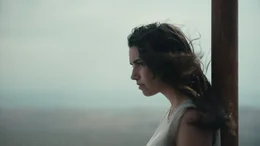 Becky (Grace Caroline Currey) und Hunter m&uuml;ssen auf der engen Turmplattform unter der Spitze &uuml;bernachten.