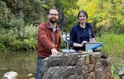 Wissenschaftsjournalist Niklas Kolorz begleitet Geologin Sabine Kummer vom Natur- und Geopark Vulkaneifel bei der Suche nach vulkanischen Mineralien und kleinen Edelsteinfragmenten.