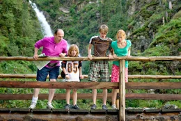 Da schauen Ferdinand (Herbert Knaup, li.) und seine Kinder Toni (Til Schindler, 2.v.r.), Valerie (Alina Strau&szlig;, re.) und Ludwig (Sandro Iannotta) erschrocken: Nach einem Streit der Geschwister ist Valeries Handy im Bach gelandet...