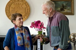 Was hat der denn vor? Katrin (Katharina Thalbach) wundert sich &uuml;ber den Besuch ihres Exmannes Johannes (Ernst St&ouml;tzner).