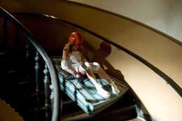 Als Mutprobe l&auml;sst sich Hanni (Sophia M&uuml;nster) auf ein Matratzenrennen im Turm von Internat Lindenhof ein.
