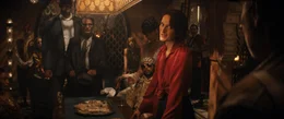 J&uuml;rgen Voller (Mads Mikkelsen, m.), Helena Shaw (Phoebe Waller-Bridge, vorne, r.)