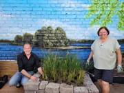 Maren Bichel-Schnock und Peter packen beim Pflanzen mit an, um den Innenhof in eine gr&uuml;ne Wohlf&uuml;hloase zu verwandeln.