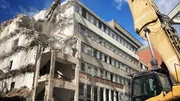 Während des Abrisses des Gebäudes Während des Abrisses des Gebäudes