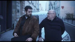 L-R: Malek Aknoun (Hakim Jemili), Serge Mamou-Mani (Michel Blanc)