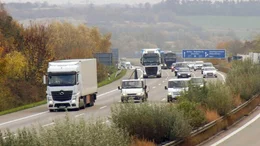 Sie ist die wichtigste Ost-West-Verbindung in Deutschland. Auf einer L&auml;nge von 473 Kilometern verbindet die A2 Berlin mit dem bedeutendsten wirtschaftlichen Ballungsraum der Republik - dem Ruhrpott. Die Doku zeigt den t&auml;glichen Irrsinn zwischen Staus, Termindruck und verzweifelter Parkplatzsuche.