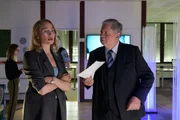 Sandra Ohlig (Louisa von Spies, l.) spricht mit Oberstaatsanwalt Bernd Reuther (Rainer Hunold, r.). Sandra Ohlig (Louisa von Spies, l.) spricht mit Oberstaatsanwalt Bernd Reuther (Rainer Hunold, r.).