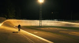 Zun&auml;chst radelt Yohan (Bastien Bouillon) auf der lokalen Rennbahn, nicht in den Bergen.
