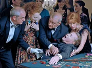 ARD GR&Auml;FLICHES ROULETTE, Deutschland 2010, Regie Ulrich K&ouml;nig, am Dienstag (25.05.10) um 20:15 Uhr und am Mittwoch (26.05.10) um 10:30 Uhr im Ersten. Gro&szlig;es Theater: Edith (Karin Thaler, re.), Viktoria (Daniela D. K&ouml;nig, 2.v.re.), Otto (Leonard Lansink, 2.v.re.) und Butler Simon (Michael Vogtmann, li.) geraten in Panik, als Graf Emanuel (Fritz Wepper, Mitte) pl&ouml;tzlich einen "Zusammenbruch" erleidet.