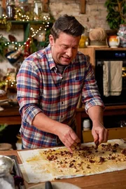 Jamie Oliver bereitet einen Festtagsstrudel vor.