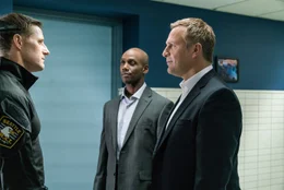 V.l.: Travis Hall (Sam Jaeger), Benson (Omari Newton), Franklin (Mike Dopud)    +++ Die Verwendung des sendungsbezogenen Materials ist nur mit dem Hinweis und Verlinkung auf RTL+ gestattet. +++