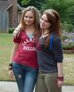 Jo Mitchell (Meaghan Jette Martin, l.) kann einfach nichts mit dem Gehabe der M&auml;dchen in der angesagtesten Clique der Schule anfangen. Au&szlig;enseiterin Abby Hanover (Jennifer Stone, r.) gef&auml;llt ihr viel besser als die aufgemotzten Girls. Aber die Freundschaft steht unter keinem guten Stern ...