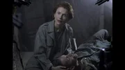 Monica (Roma Downey, l.) kuemmert sich um einen toedlichen verletzten deutschen Soldaten. Monica (Roma Downey, l.) kuemmert sich um einen toedlichen verletzten deutschen Soldaten.
