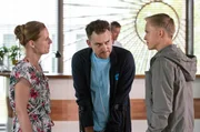 Das geschiedene Ehepaar Oliver (Johannes Suhm, M.) und Steffi Hafernagel (Isabella Bartdorff, l.) verheimlichen dem gemeinsamen Sohn Tino (Elias Eisold, r.) vorerst, ihre erneute Liebe zueinander. Das geschiedene Ehepaar Oliver (Johannes Suhm, M.) und Steffi Hafernagel (Isabella Bartdorff, l.) verheimlichen dem gemeinsamen Sohn Tino (Elias Eisold, r.) vorerst, ihre erneute Liebe zueinander.