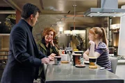 L-R: Richard Castle (Nathan Fillion), Martha Rodgers (Susan Sullivan) und Alexis Castle (Molly C. Quinn) L-R: Richard Castle (Nathan Fillion), Martha Rodgers (Susan Sullivan) und Alexis Castle (Molly C. Quinn)