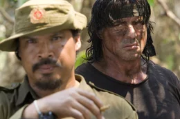 Tut nur, was er f&uuml;r richtig h&auml;lt: Rambo (Sylvester Stallone, r.) l&auml;sst sich nicht von den burmesischen Soldaten einsch&uuml;chtern ...