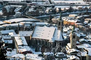 Blick auf die Pfarrkirche Maria Himmelfahrt in Schwaz.
