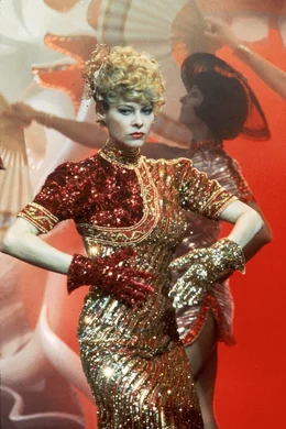 Nat&uuml;rlich hat Indy als Arch&auml;ologe &uuml;berhaupt kein Interesse an der attraktiven, aber hysterischen Nachtclubs&auml;ngerin Willie Scott (Kate Capshaw) - oder doch?; Nat&uuml;rlich hat Indy als Arch&auml;ologe &uuml;berhaupt kein Interesse an der attraktiven, aber hysterischen Nachtclubs&auml;ngerin Willie Scott (Kate Capshaw) - oder doch?