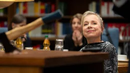 Silke &bdquo;Albrecht&ldquo; Haller (Christine Urpruch) am&uuml;siert sich &uuml;ber Dr. Boernes eindringliche Darstellung der Betrugsmaschen und seine dramatische Demonstration beim Seminar &uuml;ber Versicherungsbetrug. Sie sch&auml;tzt seinen Enthusiasmus und die intensive Art seiner Pr&auml;sentation.