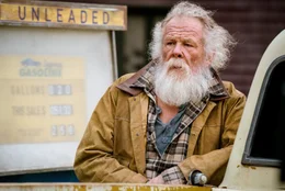 Mikes Vater Clay (Nick Nolte) lebt abgeschieden von der Welt und kennt nicht mal seine einzige Enkeltochter.