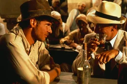 Der Arch&auml;ologieprofessor Indiana Jones (Harrison Ford, l.) erh&auml;lt im Jahre 1936 vom amerikanischen Geheimdienst den Auftrag, in &Auml;gypten die verschollene Bundeslade des Alten Testaments zu suchen ...