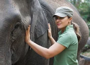 SF unterwegs - Thailand Moderatorin Wasiliki Goutziomitros im Elefantencamp Elephant Special Tours