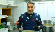 Marcus Fahn beim Karpfen-Kochen. Marcus Fahn beim Karpfen-Kochen.