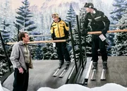 "Malcolm mittendrin", "Der perfekte Dad." Hals Vater ist gestorben. Die beiden hatten wenig Kontakt und Hal ist nicht nach trauern zu Mute. Da er nicht m&ouml;chte, dass seine Kinder ihm &auml;hnlich gleichg&uuml;ltig gegen&uuml;berstehen, versucht Hal, ihnen ein besserer Vater zu sein. Er erlaubt ihnen, die Schule zu schw&auml;nzen und will Malcolm sogar ein Auto kaufen. Alleine Abe bemerkt, wie niedergeschlagen Hal ist. Im Bild (v.li.): Bryan Cranston (Hal), Erik Per Sullivan (Dewey), Justin Berfield (Reese).