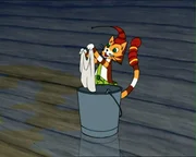 Findus macht eifrig sauber, damit auch der Fu&szlig;boden weihnachtlich gl&auml;nzt.