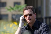 Detective Mac Taylor (Gary Sinise) kann sich nicht mehr daran erinnern, was passiert ist, nachdem der Bankräuber ihn als Geisel genommen hatte. Detective Mac Taylor (Gary Sinise) kann sich nicht mehr daran erinnern, was passiert ist, nachdem der Bankräuber ihn als Geisel genommen hatte.