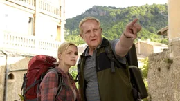 Was erwartet uns bei der Wanderung? Sportmuffel Klaus (Harald Krassnitzer) und seine Tochter Stefanie (Jennifer Ulrich) haben wenig Vorfreude.