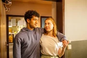 Caro (Meriel Hinsching, r.) und Yannik (Rojan Juan Barani, l.) nach dem ersten Besuch ihrer Eltern.