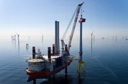 Aufbau einer Offshore-Umspannstation beim Offshore-Windpark Borkum Riffgrund 2. Aufbau einer Offshore-Umspannstation beim Offshore-Windpark Borkum Riffgrund 2.