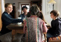 Bei Teresa (Anna Loos, links) und ihren beiden Kindern Max (Felix Steitz) und Lisa (Mercedes Jadea Diaz) f&uuml;hlt Robert (Fritz Karl) sich auf merkw&uuml;rdige Art geborgen.