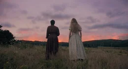 Augusta (Brit Marling, r.) und Mad (Muna Otaru,l.)