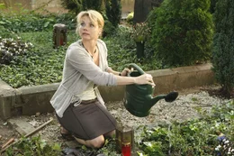 Am Grab ihres Mannes hat Peggy (Annette Frier) eine Erscheinung ...