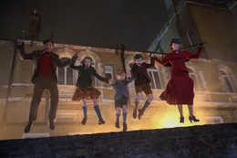 Fr&ouml;hliches Stelldichein zu nachschlafener Zeit, l-r: Lin-Manuel Miranda als Jack, Pixie Davies als Annabel, Joel Dawson als Georgie, Nathanael Saleh als John, Emily Blunt als Mary Poppins