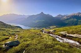 Blick von der Segantini H&uuml;tte auf St. Moritz und die Oberengadiner Seen im Sommer